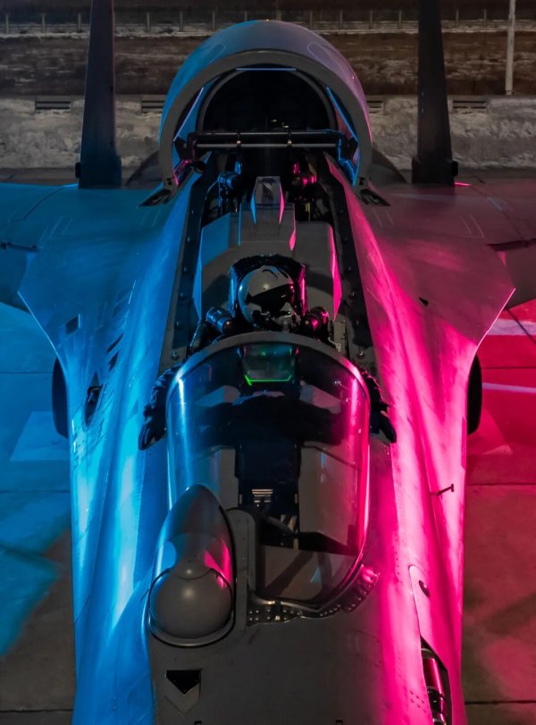 黄金炒股配资网 中国战机照片上新！每一帧都是山河的屏保